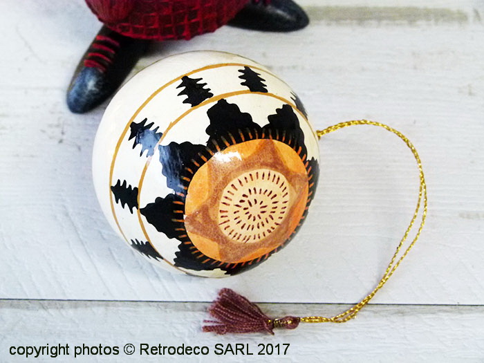Boule de noël en papier mâché noire et blanche Madam Stoltz | Retrodeco