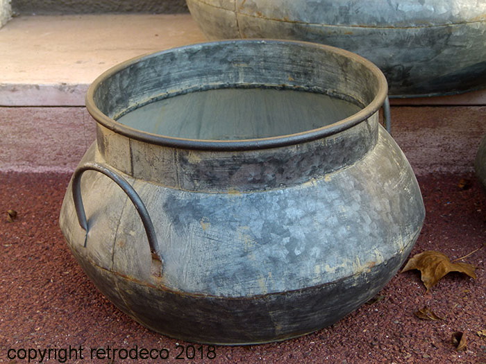 bac_rond_light_living_5906614_2.jpg Bac rond zinc MM Dahlia déco campagne Light & Living – Image 1