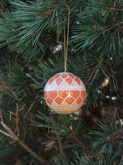 boule_noel_madam_stoltz_AL125A_2.jpg Boule de noël en papier mâché vieux rose Madam Stoltz – Image 1