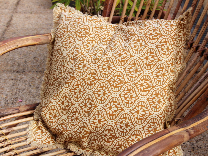 coussin_Madam_Stoltz_CC-5050-13_1.jpg Housse de coussin frangé coton ocre jaune et écru Madam Stoltz – Image 1