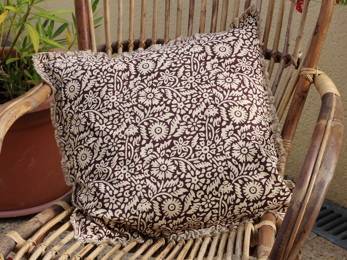 coussin_Madam_Stoltz_CC-5050-16_1.jpg Housse de coussin frangé coton lie de vin écru Madam Stoltz – Image 1