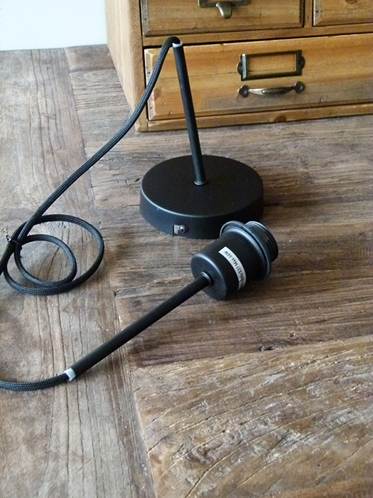 kit_suspension_light_living_3002526.jpg Kit cache-fil métal noir et fils tissus noir et douille – Image 1