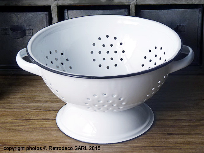 passoire_deco_brocante_ib_laursen_0435_11.jpg Passoire en métal émaillé déco brocante Ib Laursen – Image 1