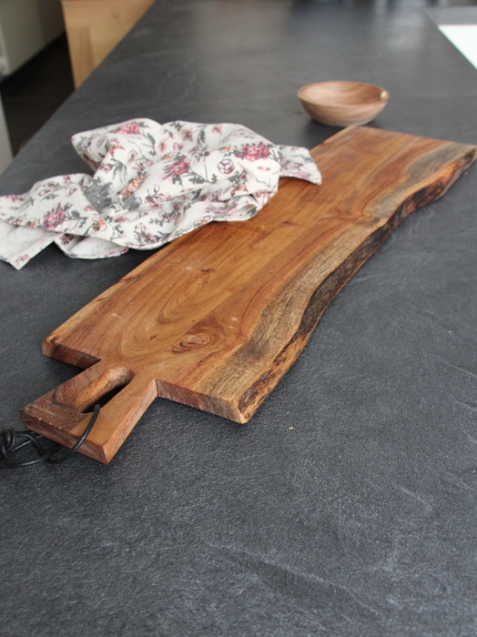 planche-tapas_ib_laursen_17003-00_1.jpg Planche à tapas Unique bord irrégulier en acacia huilé – Image 1