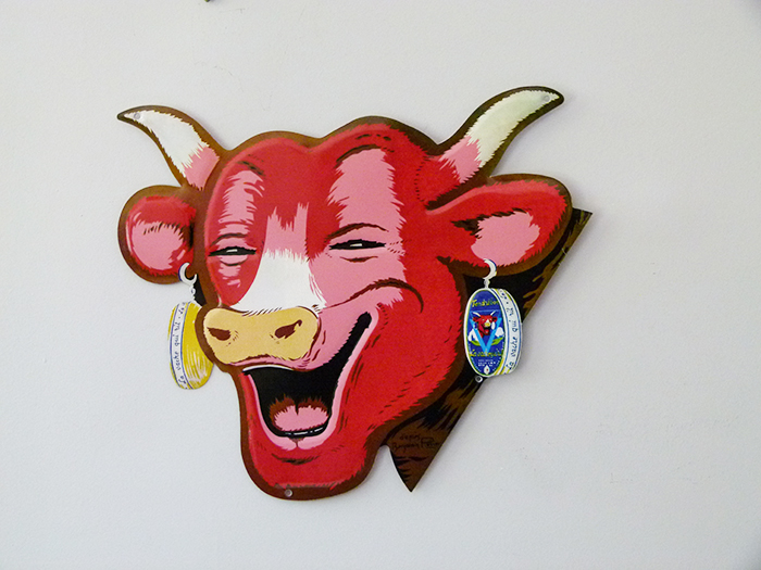 plaque_metal_email_replica_VQR01-1.jpg Plaque métal embossée Vache qui Rit déco rétro Email Replica – Image 1