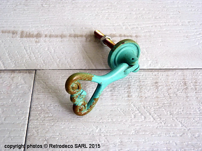 poignee_porte_deco_brocante_LAFINEM3854.jpg Poignée de porte articulée en métal vert bleu déco brocante – Image 1