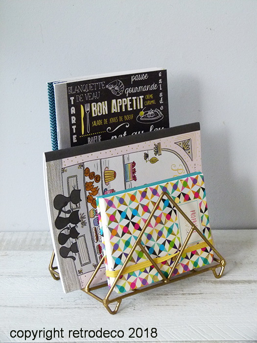 porte-revues_Madam_Stoltz_21715AB_1.jpg Range-courrier métal patine laiton Madam Stoltz – Image 1