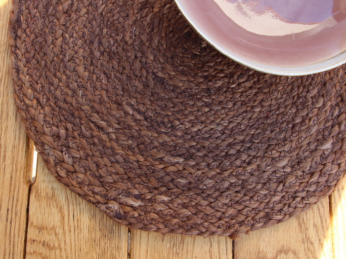 set_table_ib_laursen_6599-63.jpg Set de table rond marron délavé en jute Ib Laursen – Image 1