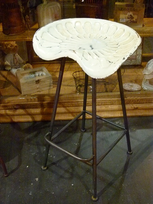 tabouret_bar_antic_line_CD786BL_1.jpg Tabouret de bar Tracteur blanc usé déco bistrot Antic Line – Image 1