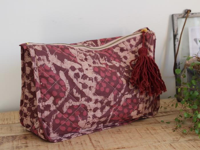 trousse_toilette_madam_stoltz_TBAG-L-17.jpg Trousse de toilette tissu imprimé pompon bordeaux – Image 1