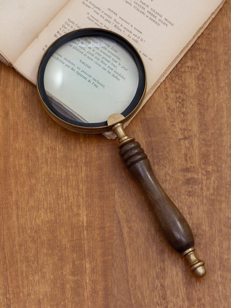 Loupe-manche-bois-chehoma-29352.jpg Loupe laiton manche en bois déco brocante Chehoma – Image 1