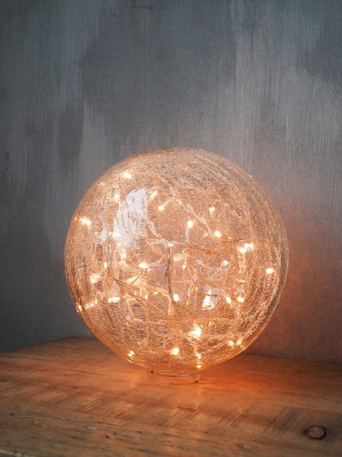 Boule en verre craquelé et guirlandes déco cosy Chehoma – Image 1