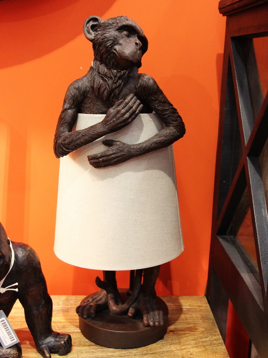 lampe_chehoma_26814_1.jpg Lampe singe tenant son abat-jour déco cabinet de curiosité – Image 1