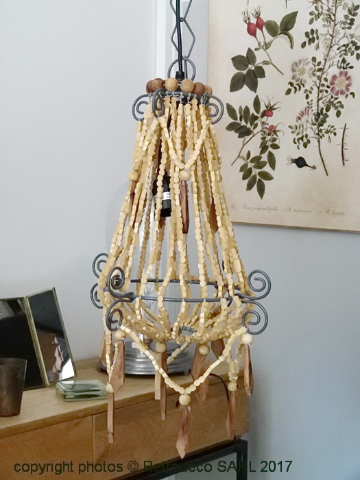 suspension_perles_chehoma_20992_1.jpg Lustre perles en bois déco bohème Chehoma – Image 1