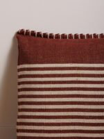 Coussin fines rayures bordeau Chehoma – Image 2