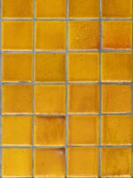 Table d'appoint jaune Coimbra Chehoma – Image 3