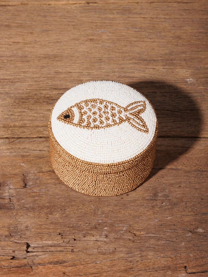 Boîte ronde avec poisson en perles – Image 1