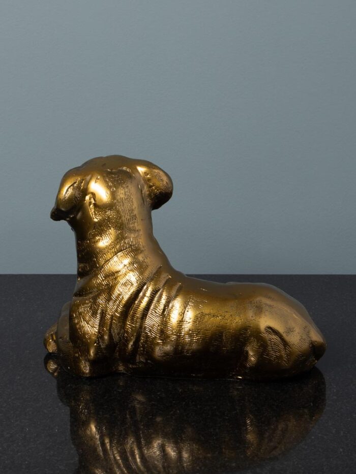 Chien couché doré – Image 4
