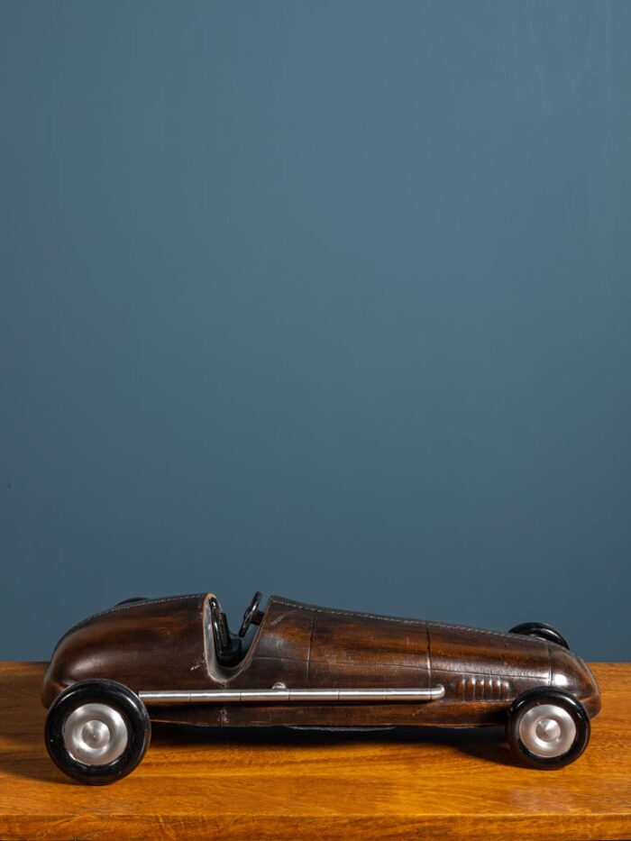 Miniature voiture de course en cuir – Image 2