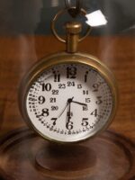 Cloche et horloge suspendue – Image 2