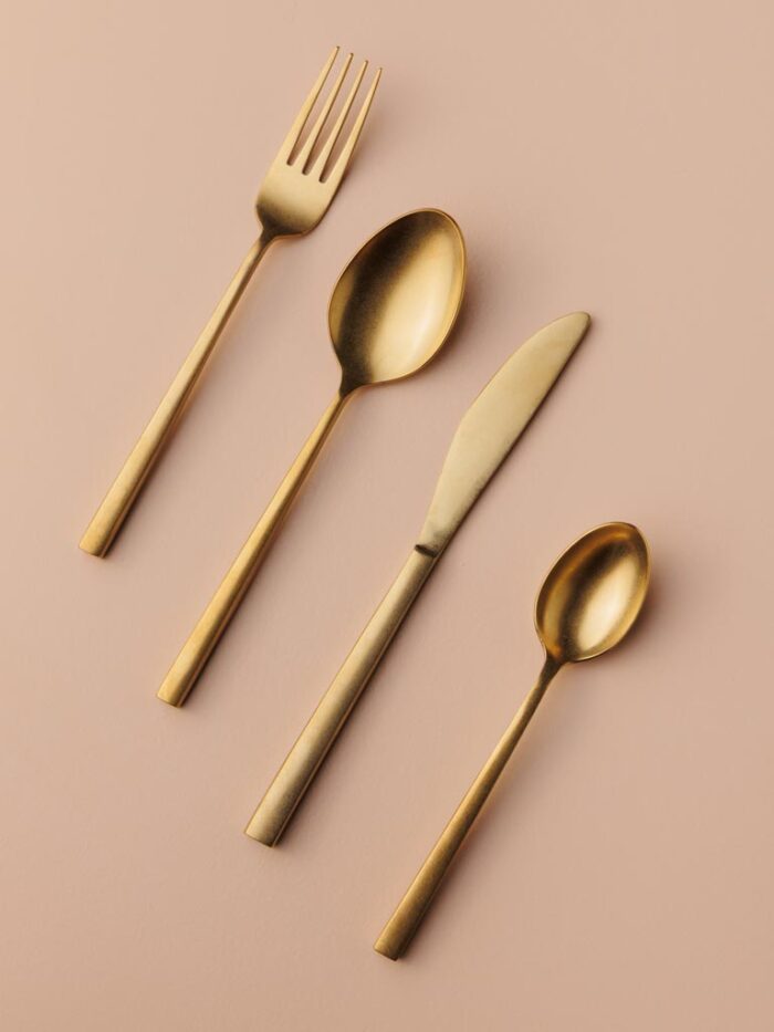 Set de 16 couverts pour 4 personnes dorés – Image 2