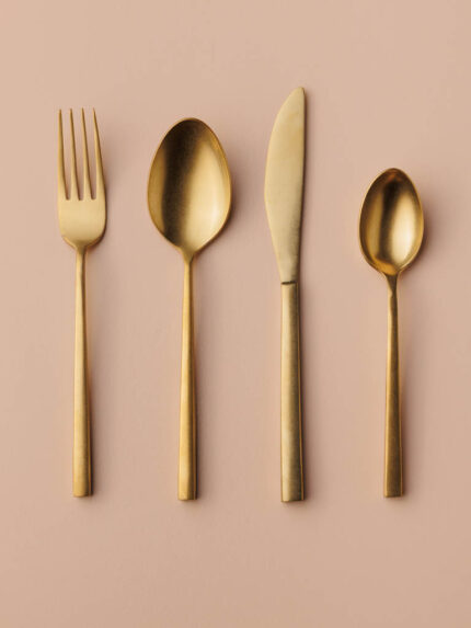 Set de 16 couverts pour 4 personnes dorés Chehoma