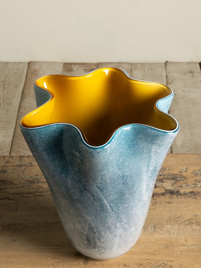 Vase en verre bleu intérieur orange – Image 3
