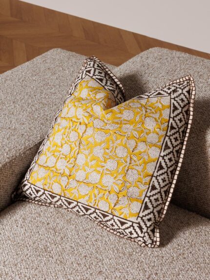 Coussin blockprint fleuri cumin Chehoma