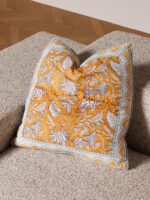 Coussin blockprint fleuri curry