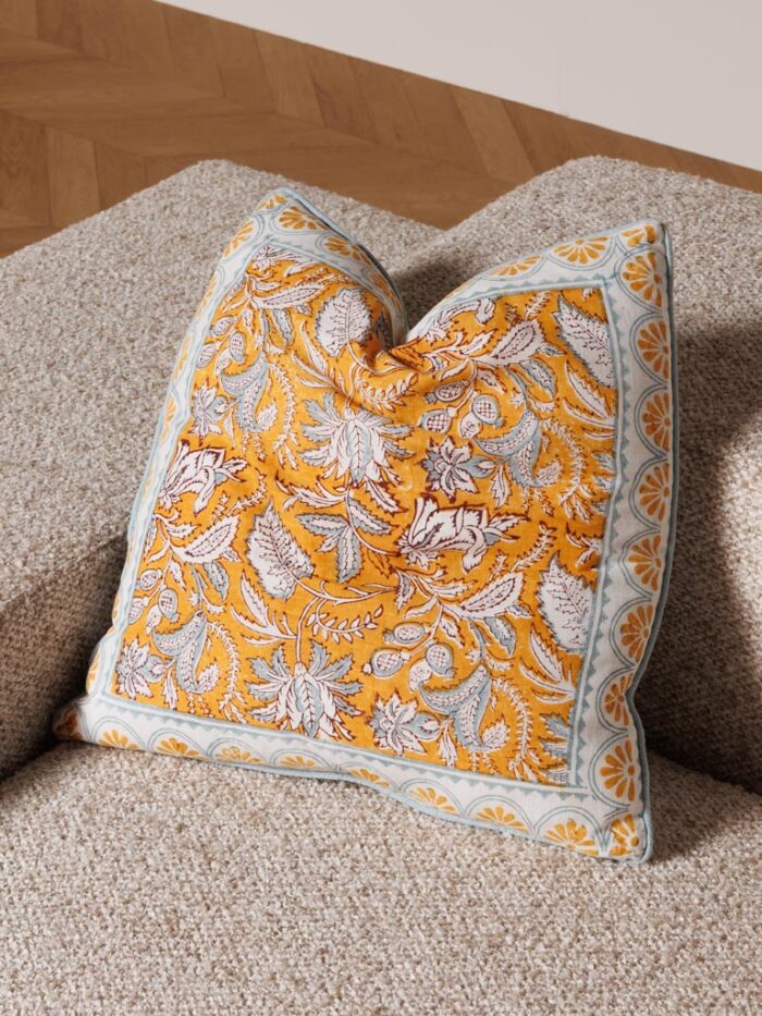 Coussin blockprint fleuri curry – Image 1