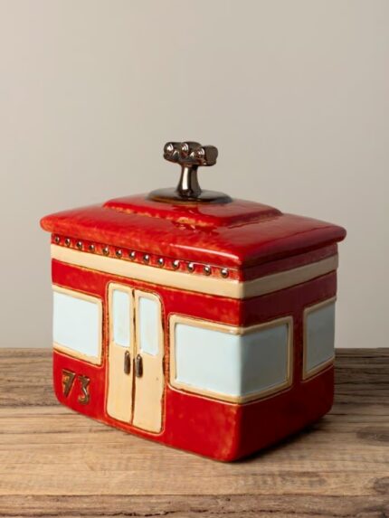 Boîte téléphérique rouge Chehoma
