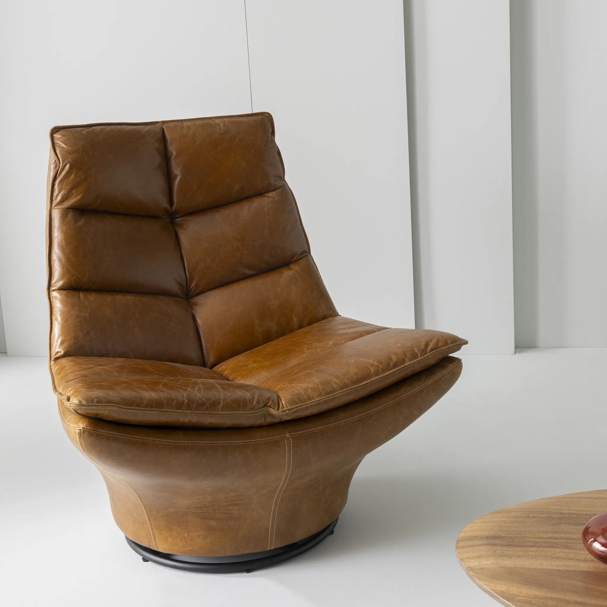 Fauteuil pivotant en Cuir Camel Achille Signature